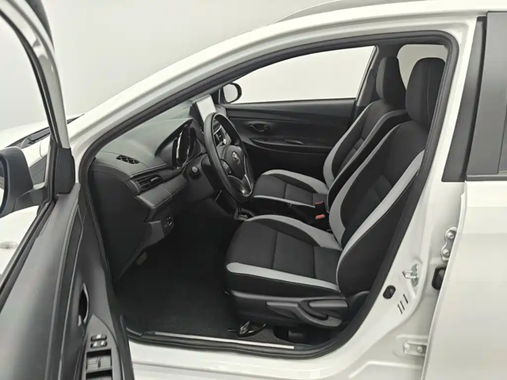 Toyota Yaris L — фото 7