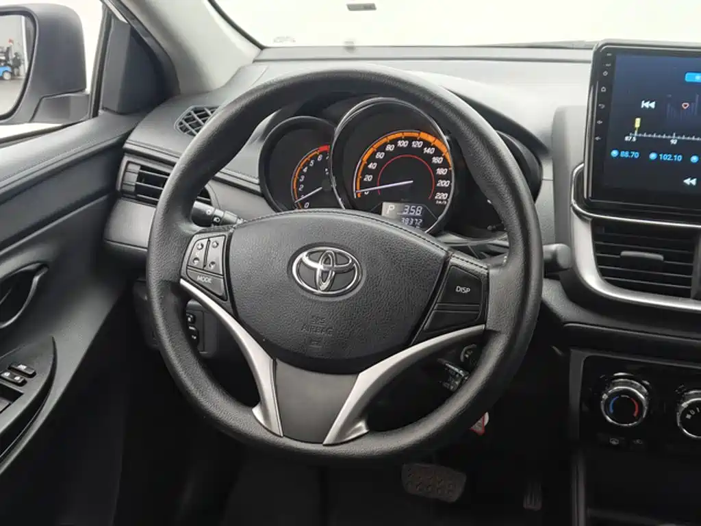 Toyota Yaris L — фото 10