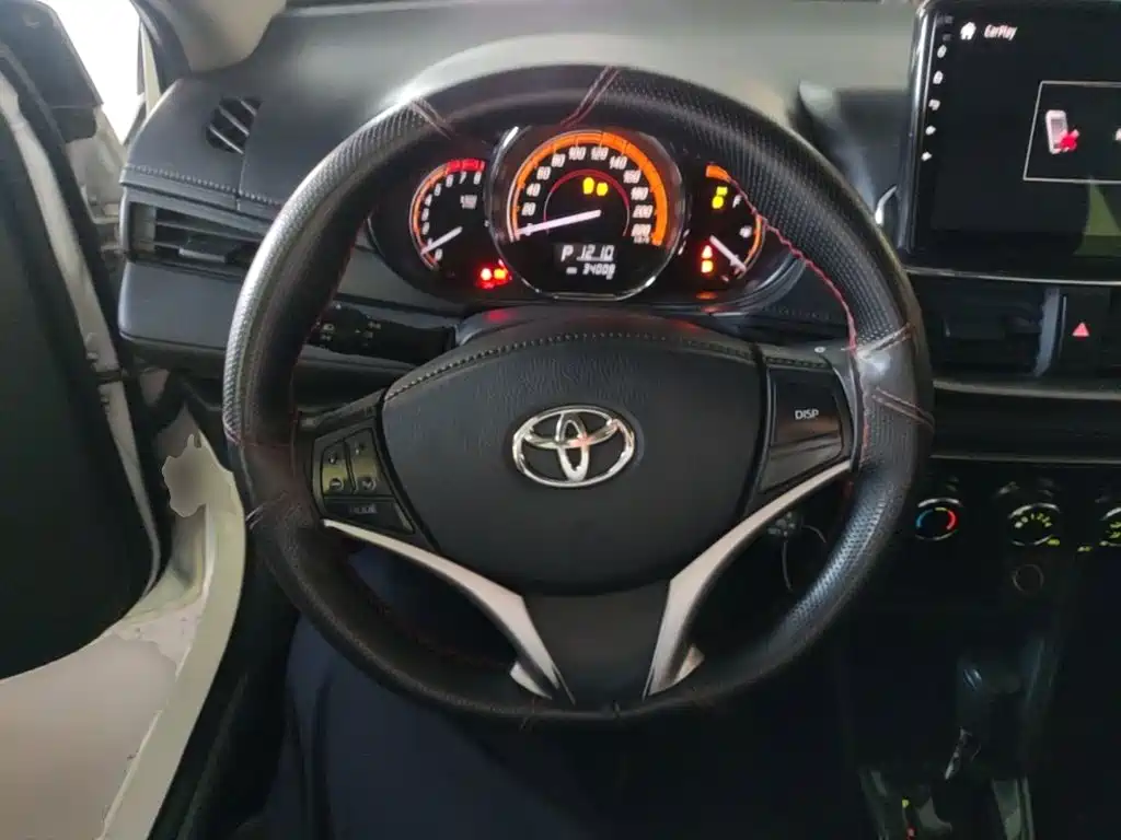 Toyota Yaris L — фото 11