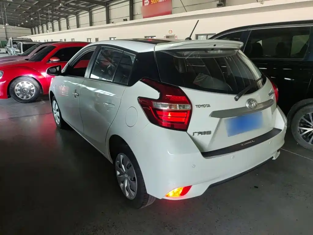 Toyota Yaris L — фото 5