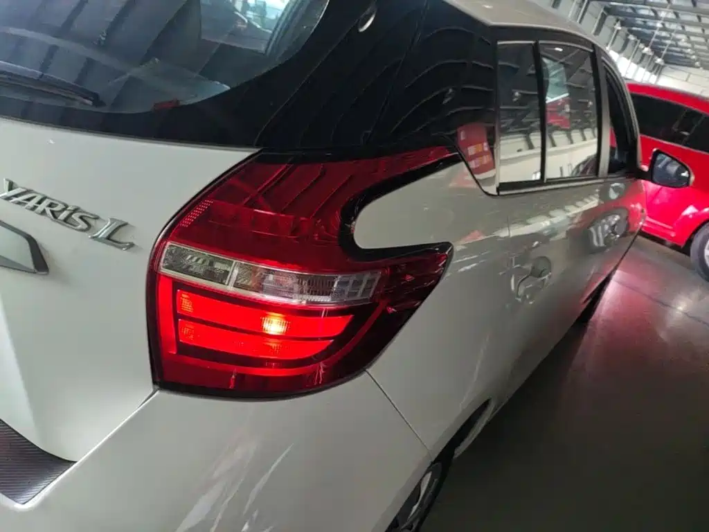 Toyota Yaris L — фото 8