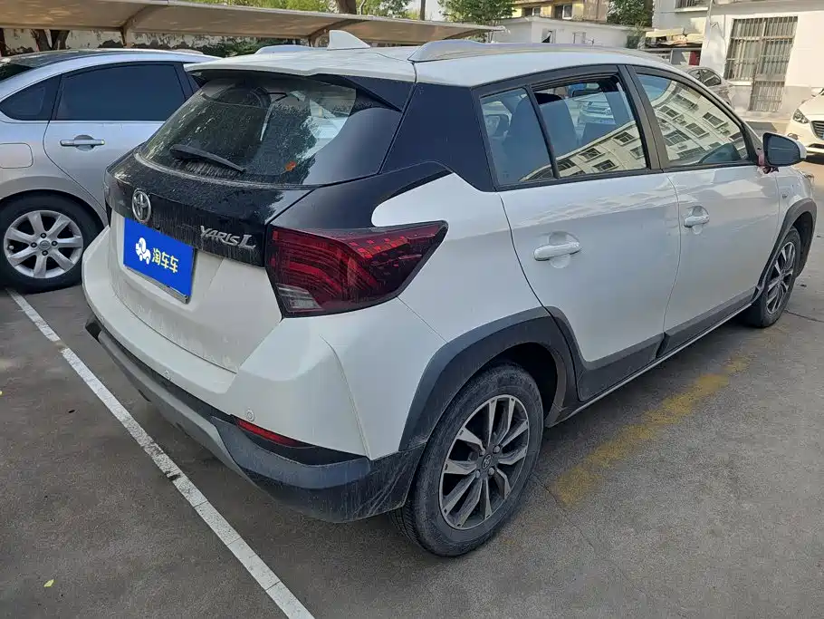 Toyota Yaris L — фото 3