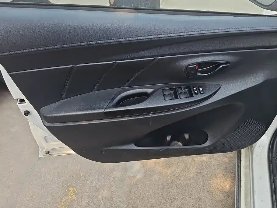 Toyota Yaris L — фото 7
