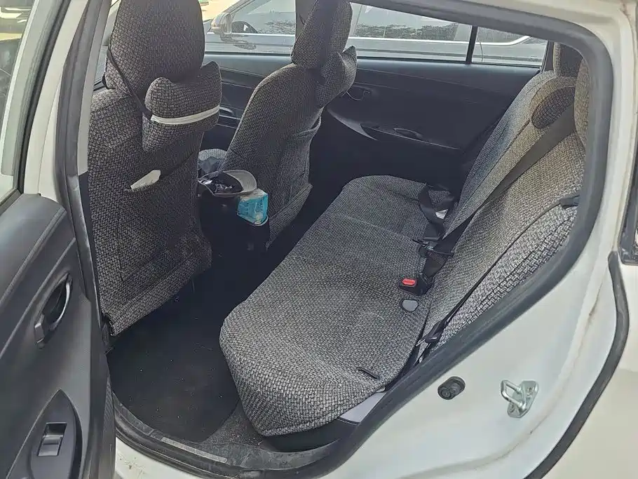 Toyota Yaris L — фото 10