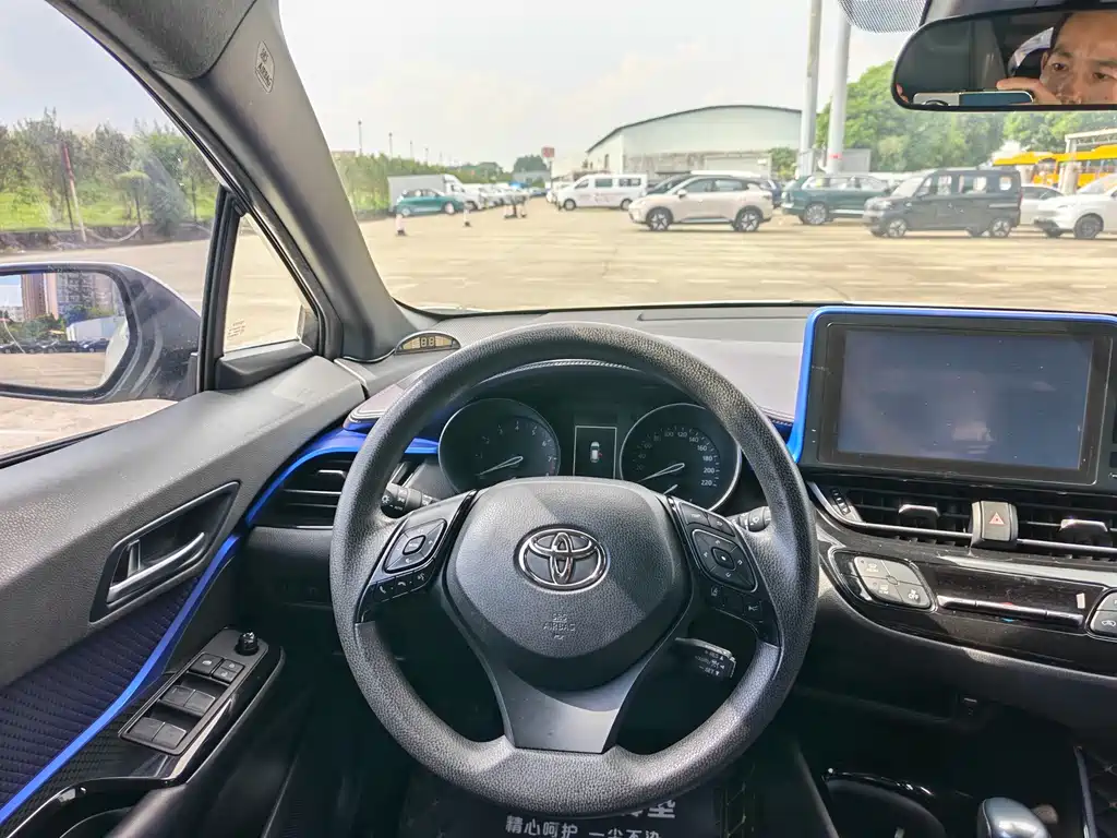 Toyota C-HR — фото 11