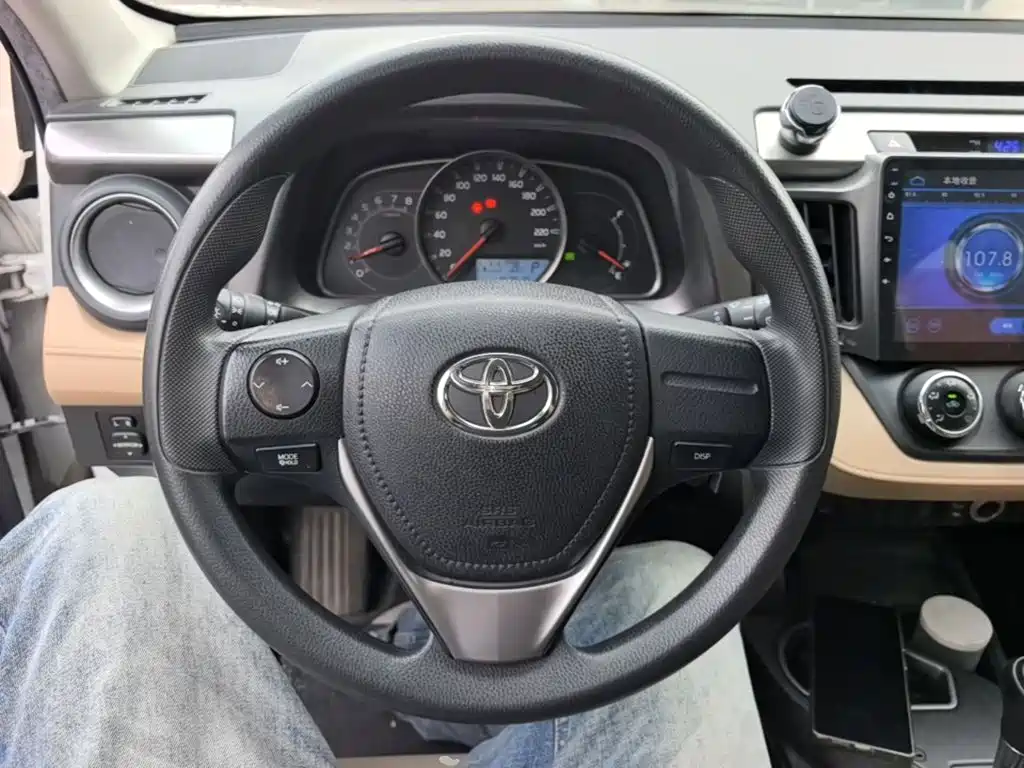 Toyota RAV4 — фото 11