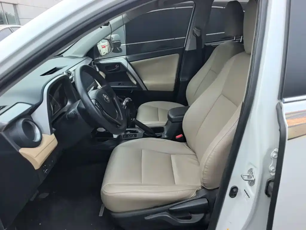 Toyota RAV4 — фото 15