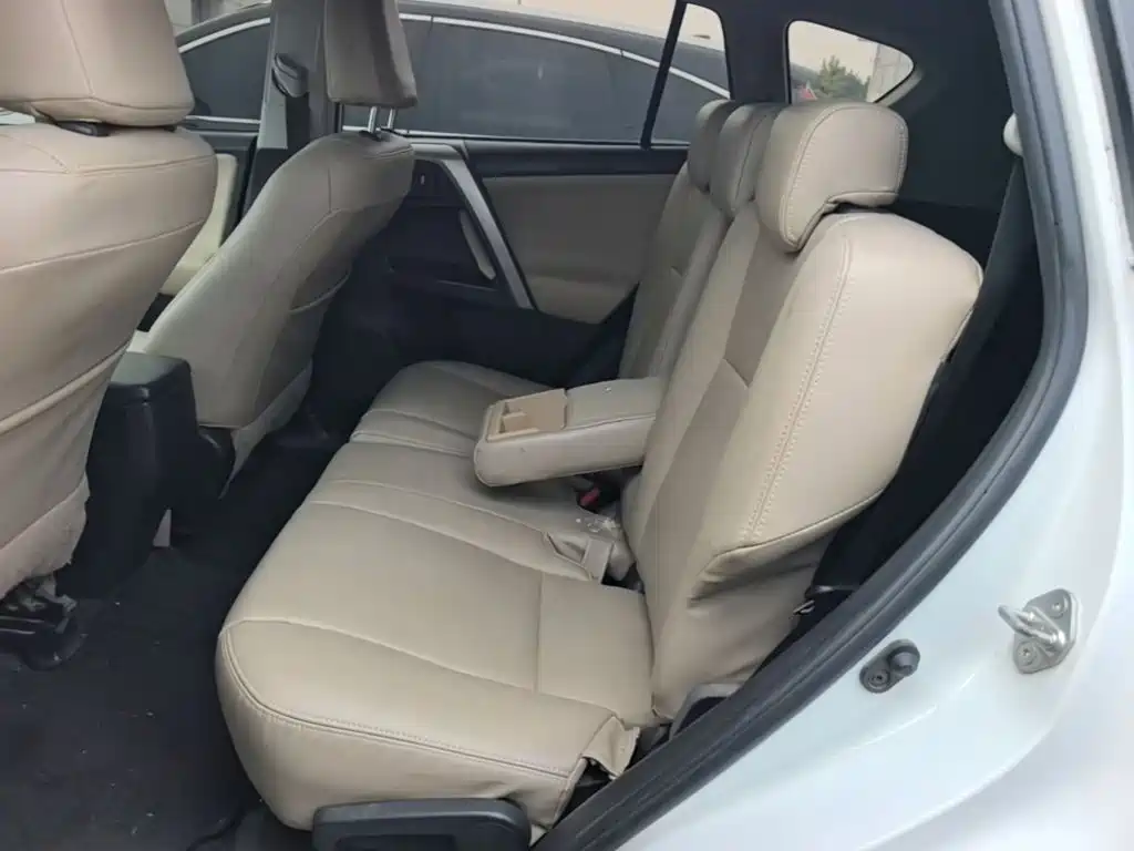 Toyota RAV4 — фото 17
