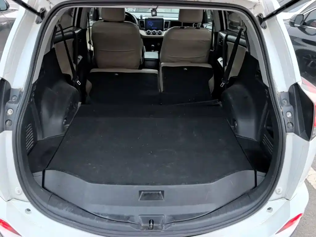 Toyota RAV4 — фото 19