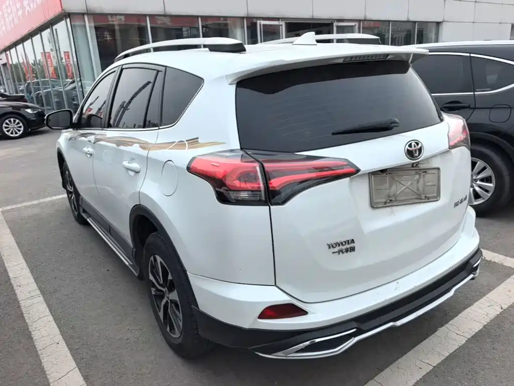 Toyota RAV4 — фото 5
