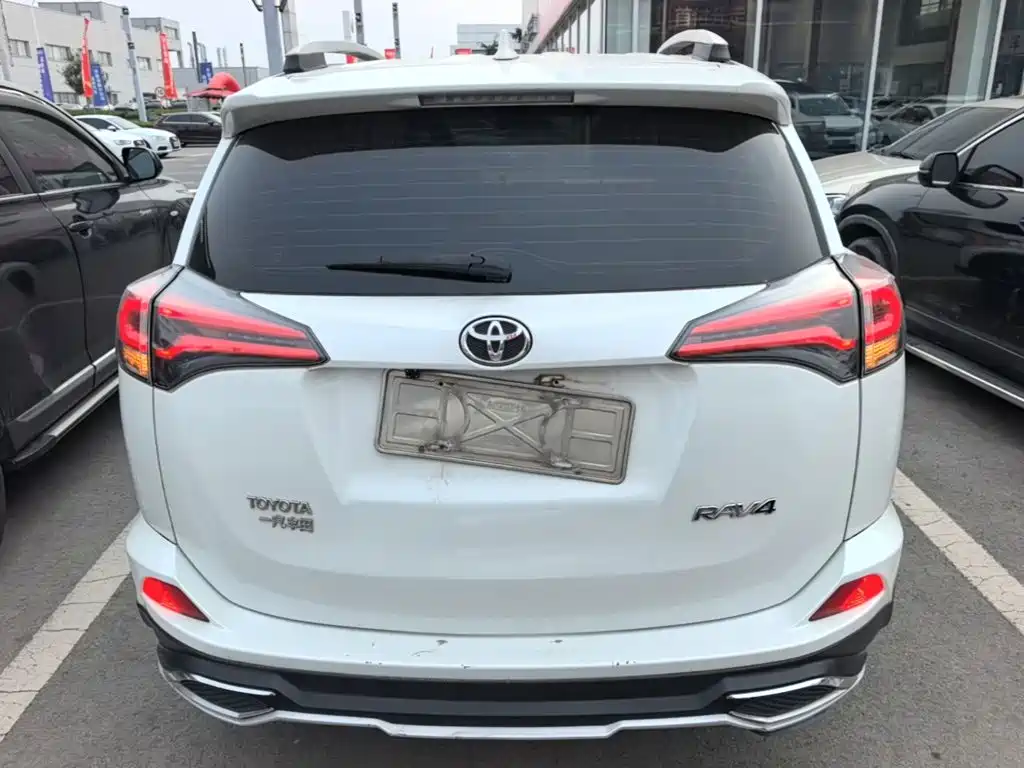 Toyota RAV4 — фото 6