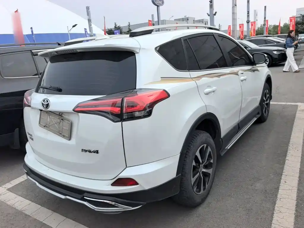 Toyota RAV4 — фото 7