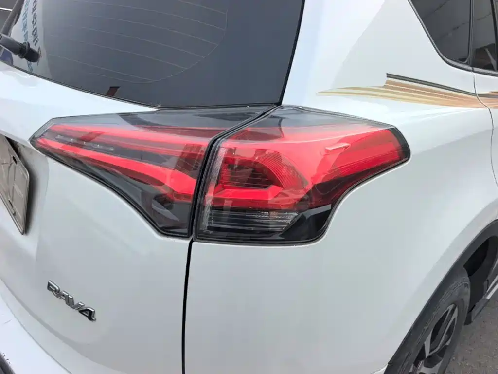 Toyota RAV4 — фото 8
