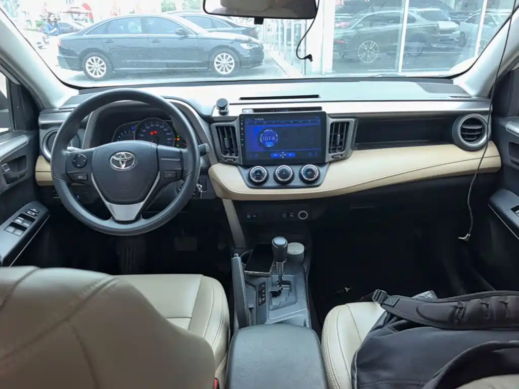 Toyota RAV4 — фото 10