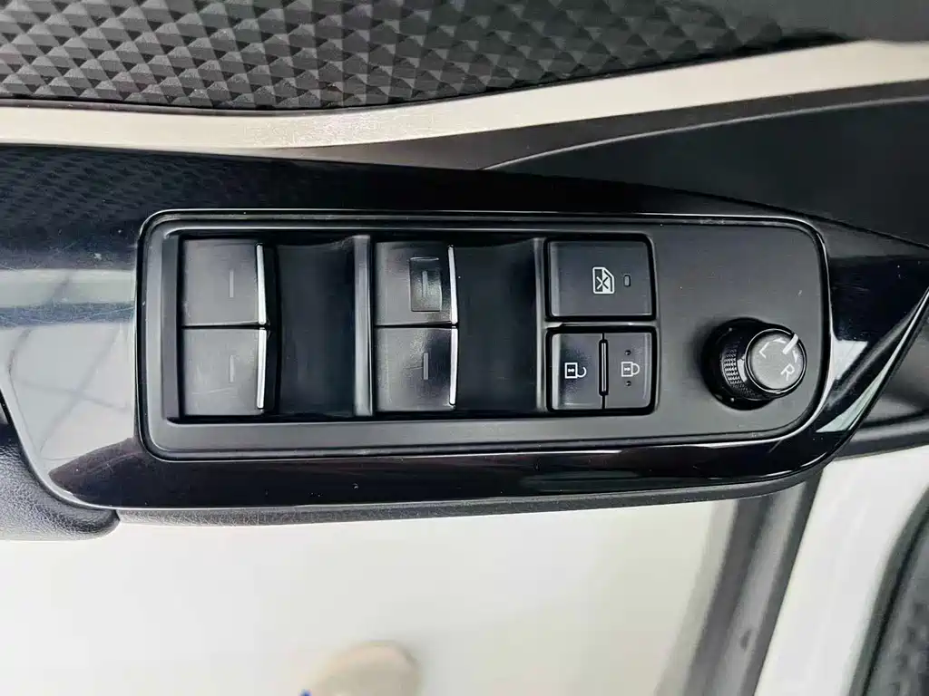 Toyota C-HR EV — фото 13