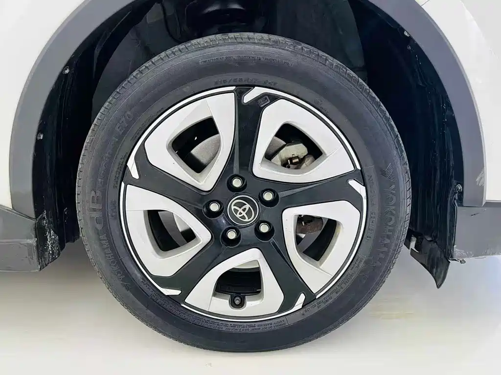 Toyota C-HR EV — фото 15