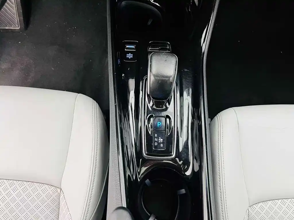 Toyota C-HR EV — фото 10