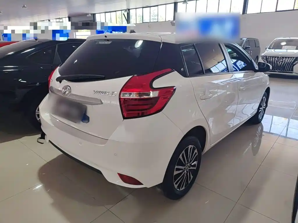 Toyota Yaris L — фото 7