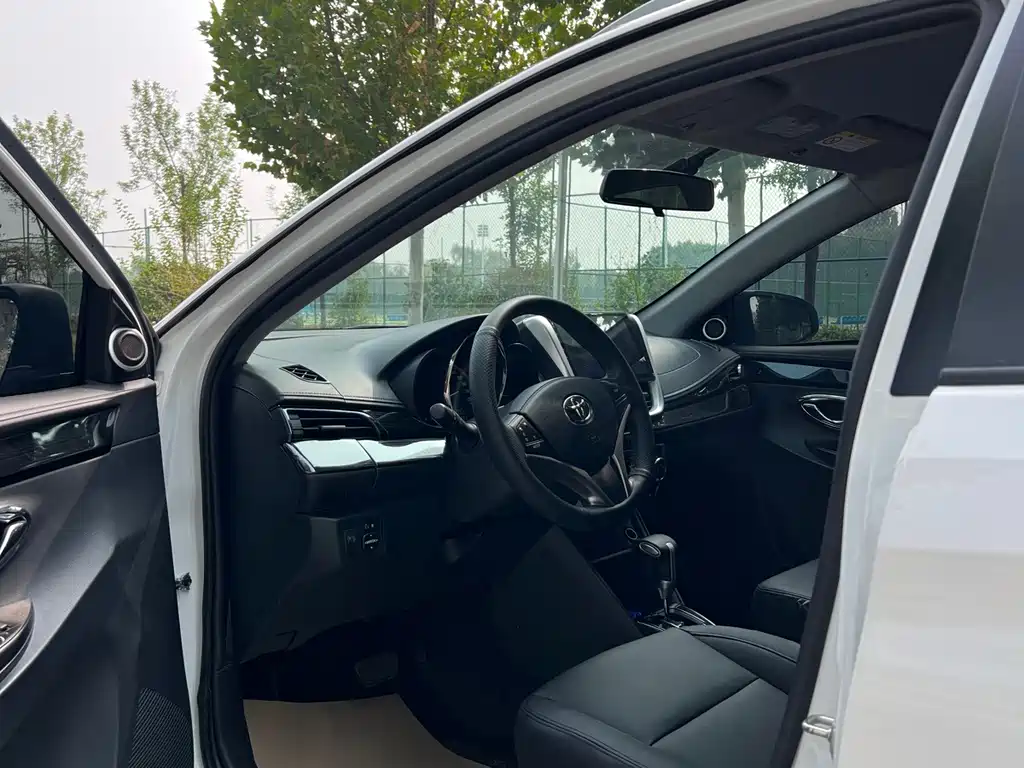 Toyota Yaris L — фото 7
