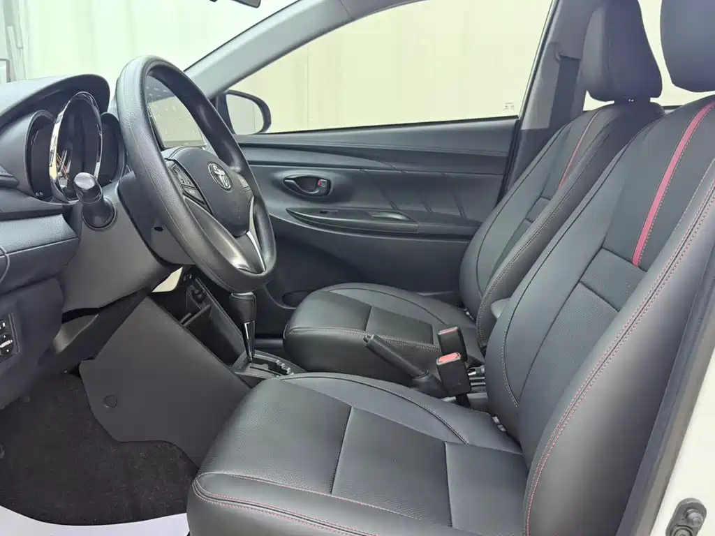 Toyota Yaris L — фото 11