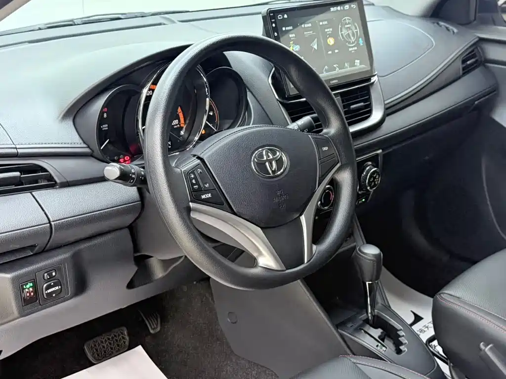 Toyota Yaris L — фото 7