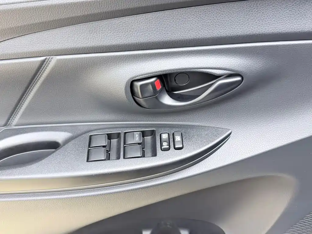 Toyota Yaris L — фото 10