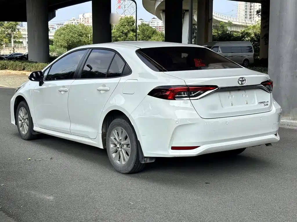 Toyota Corolla — фото 5
