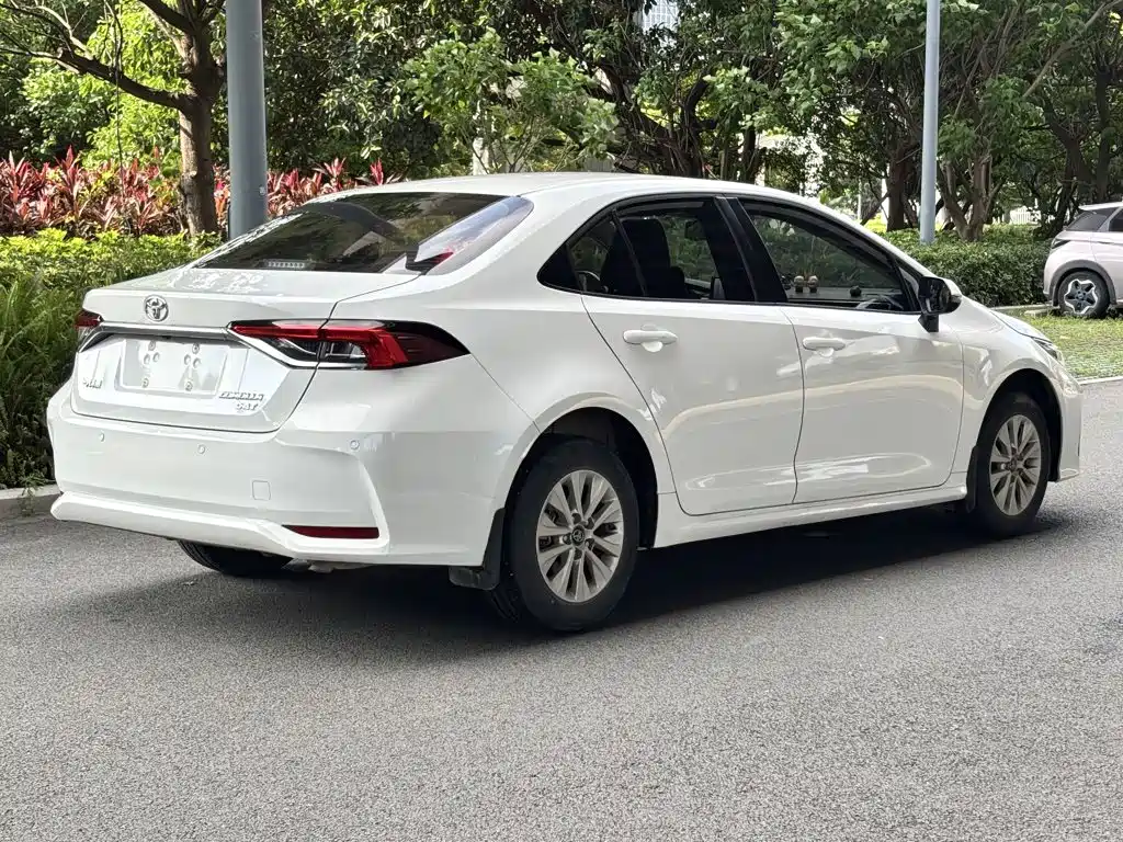 Toyota Corolla — фото 7
