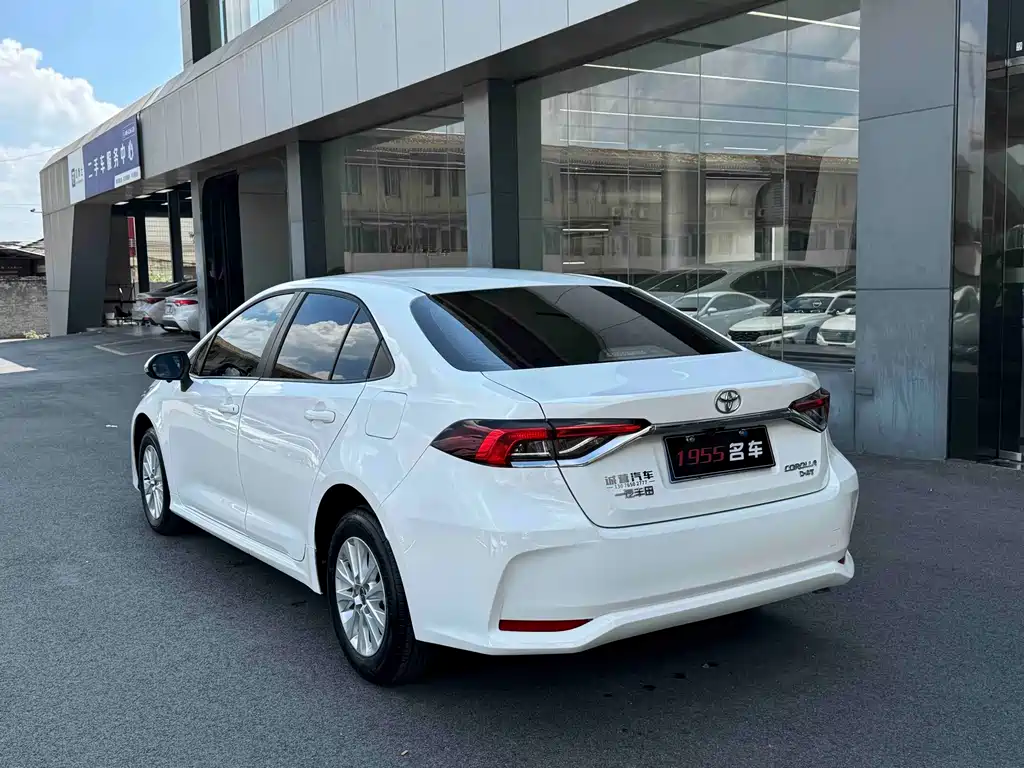Toyota Corolla — фото 7