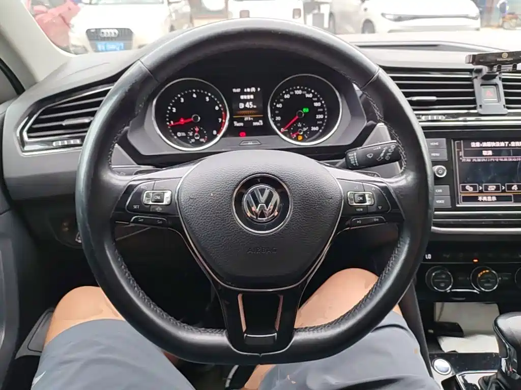 Volkswagen Tiguan L — фото 11