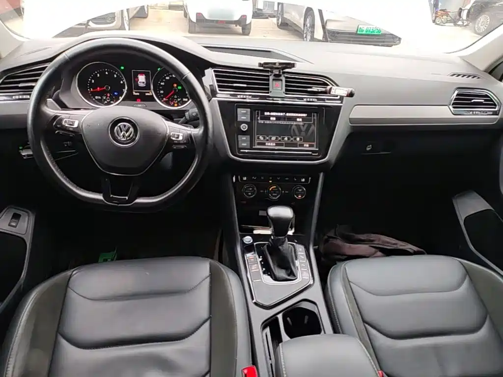 Volkswagen Tiguan L — фото 10