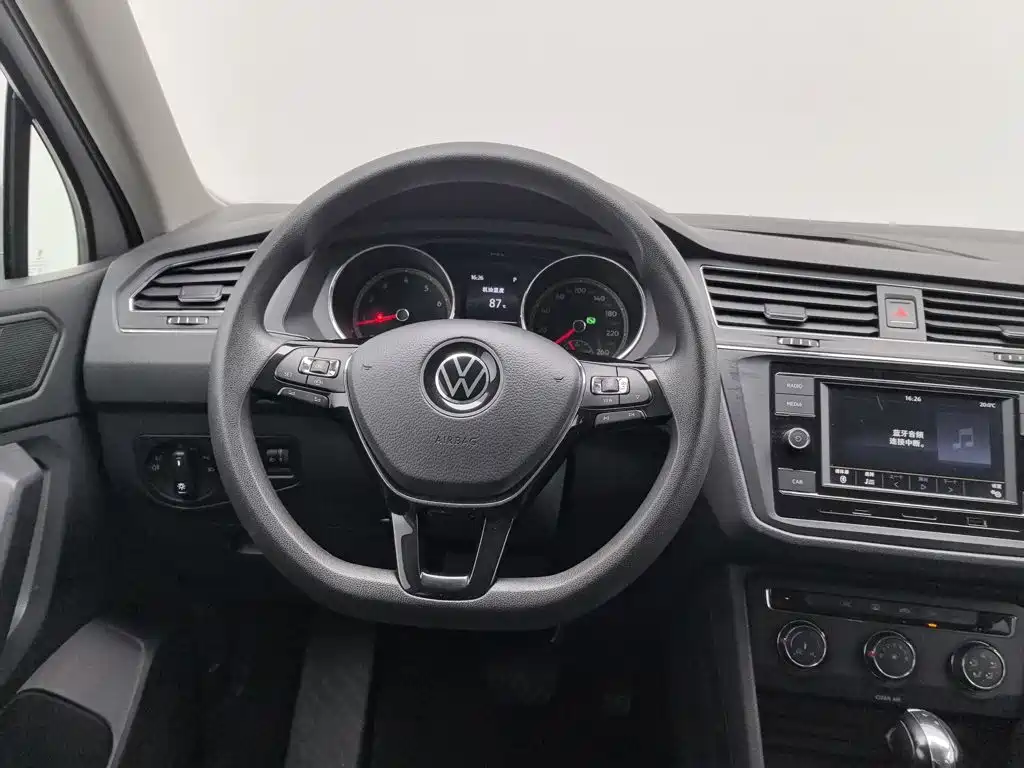 Volkswagen Tiguan L — фото 11
