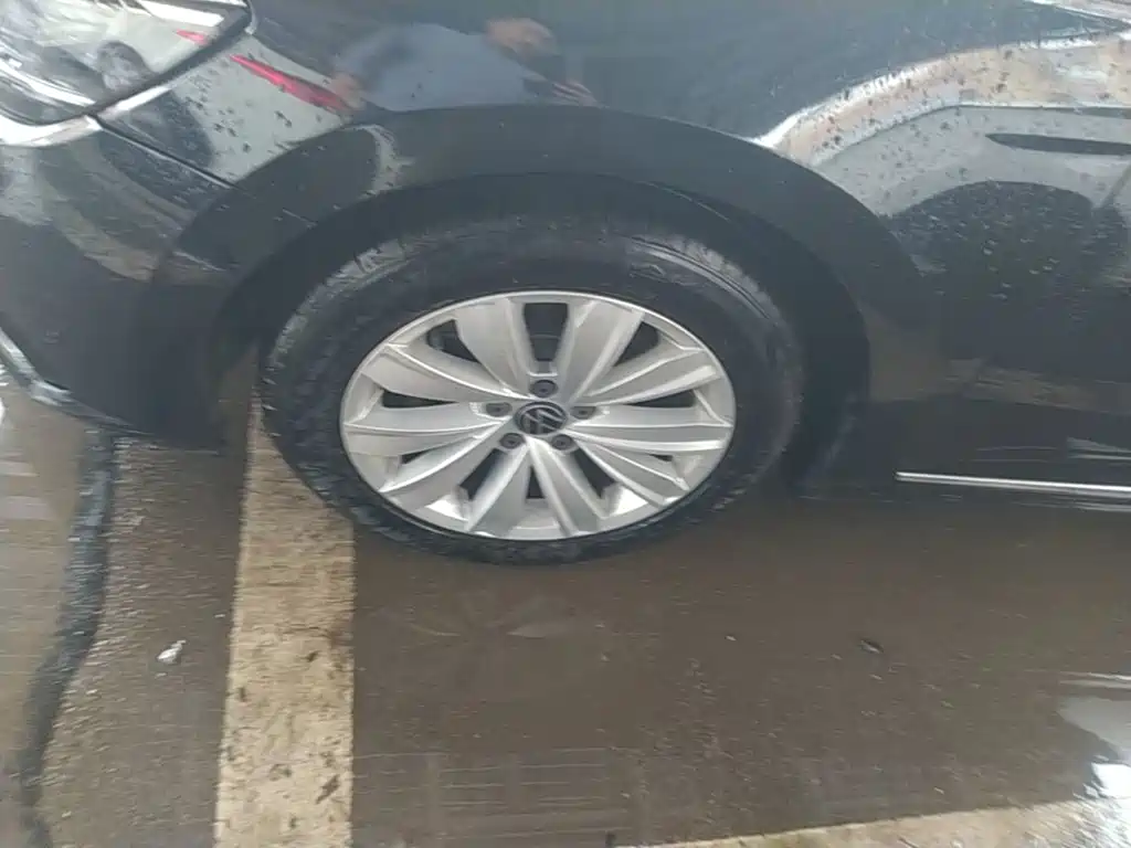 Volkswagen Passat — фото 23