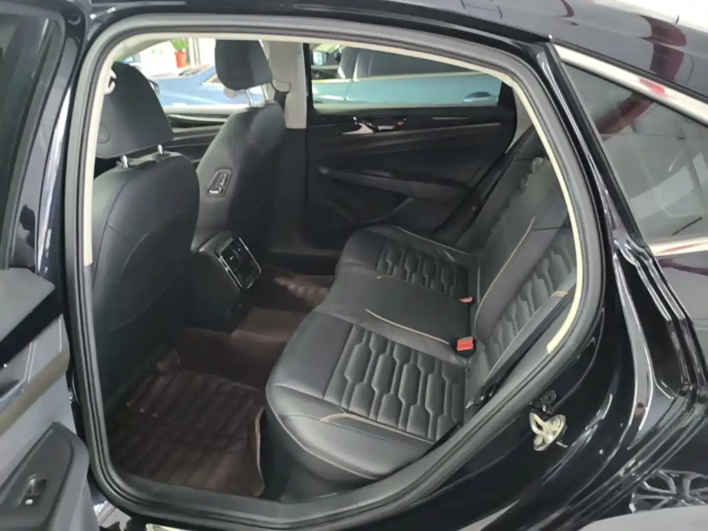 Volkswagen Passat — фото 17