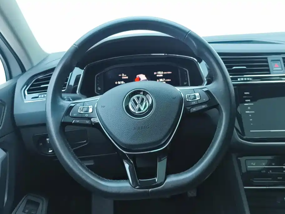 Volkswagen Tiguan L PHEV — фото 15