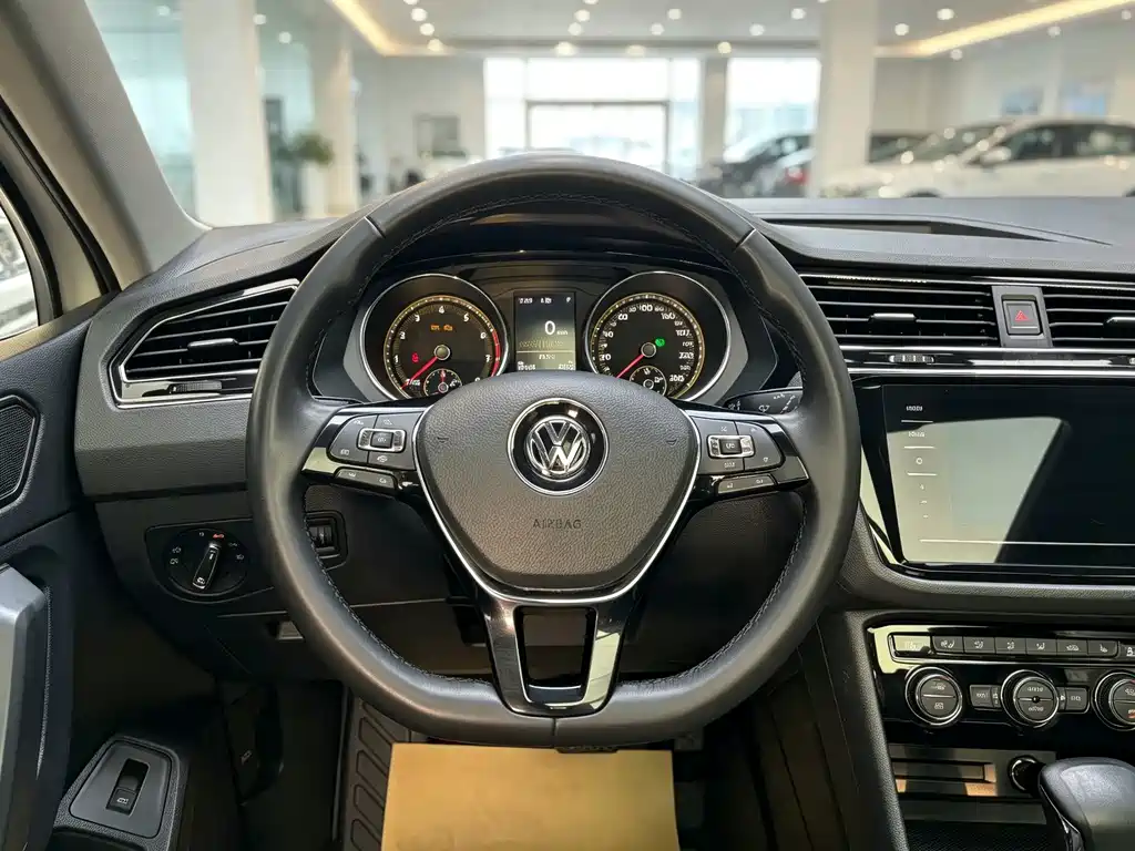 Volkswagen Tiguan L — фото 14