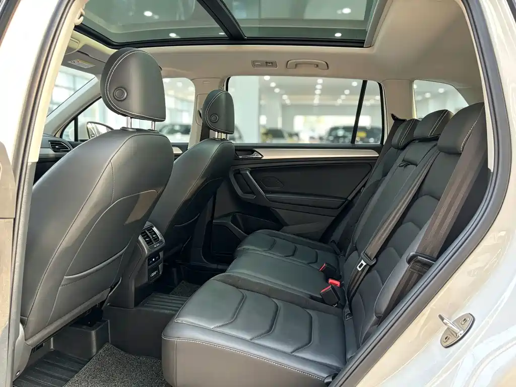 Volkswagen Tiguan L — фото 5