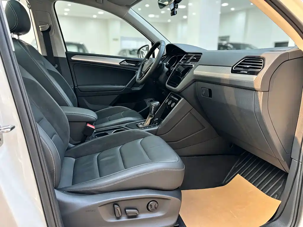 Volkswagen Tiguan L — фото 6