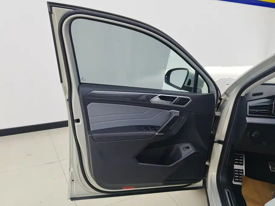 Volkswagen Tiguan L — фото 7