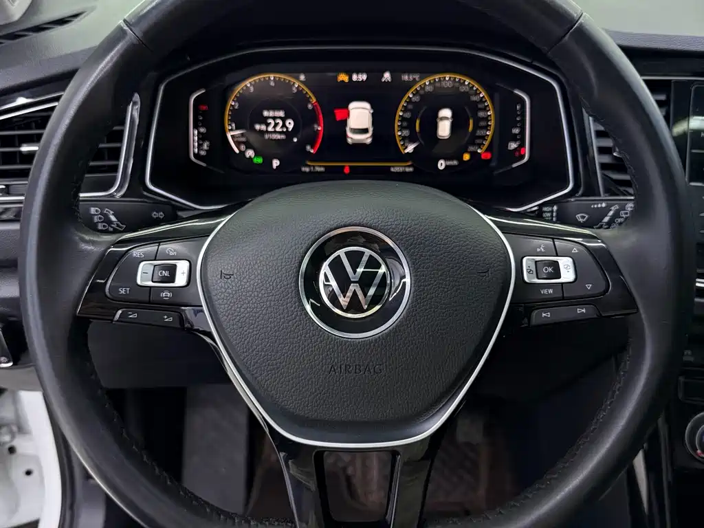 Volkswagen T-Roc — фото 17