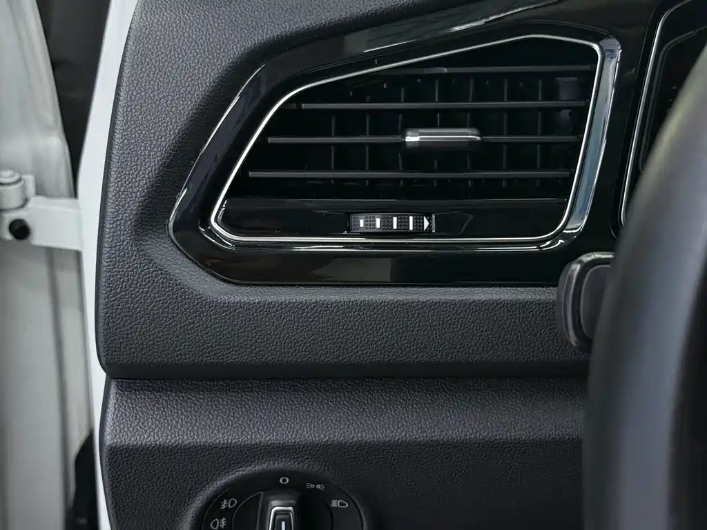Volkswagen T-Roc — фото 14