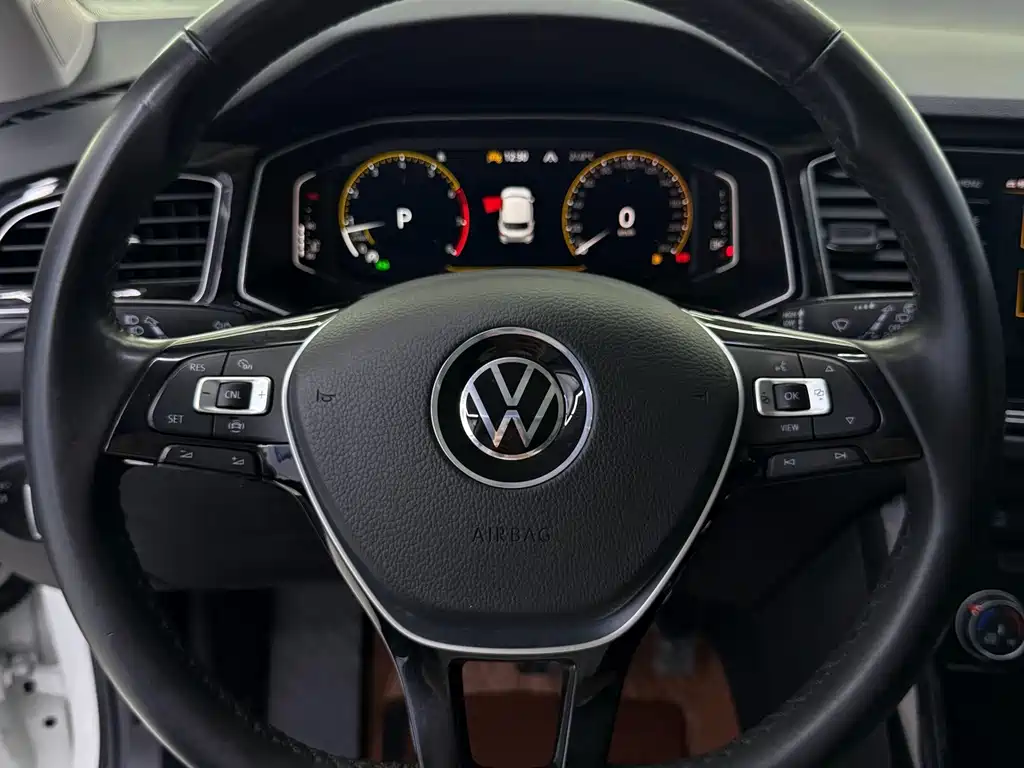 Volkswagen T-Roc — фото 17