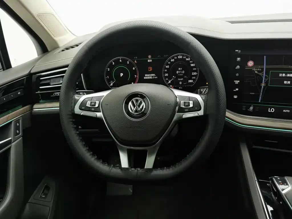 Volkswagen Touareg — фото 11