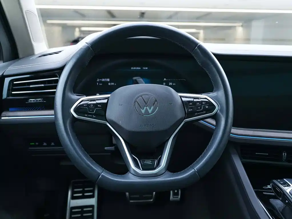 Volkswagen Touareg — фото 20