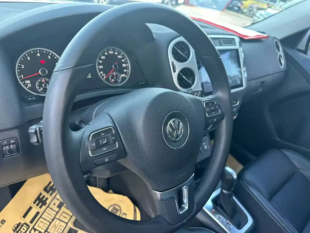 Volkswagen Tiguan — фото 7