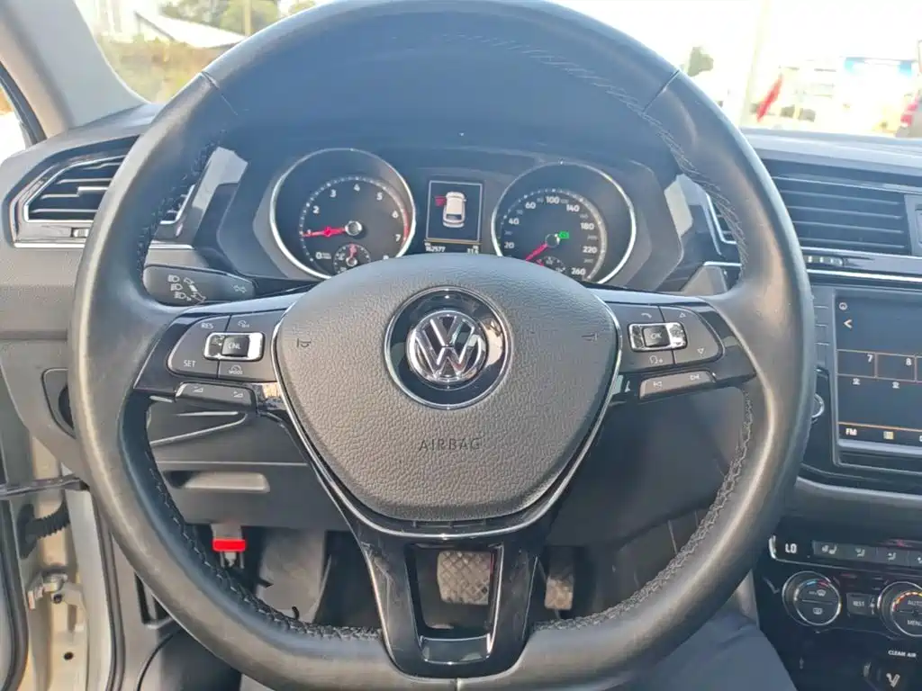 Volkswagen Tiguan L — фото 11