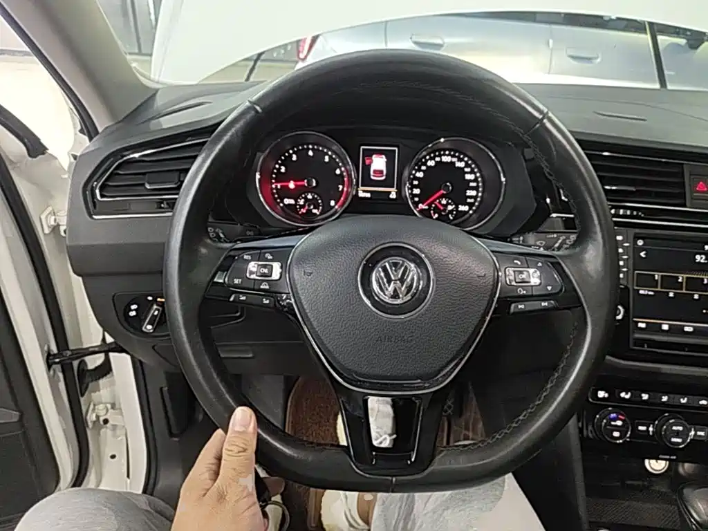 Volkswagen Tiguan L — фото 11
