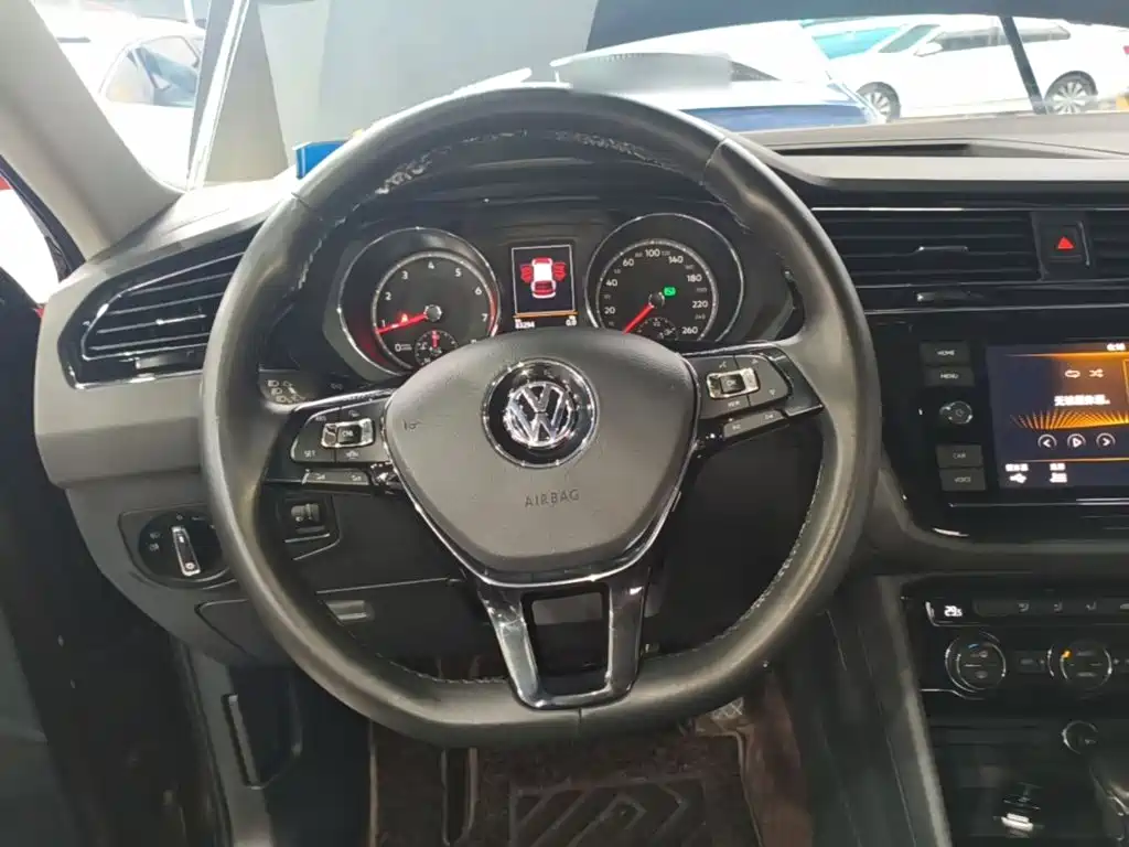 Volkswagen Tiguan L — фото 11