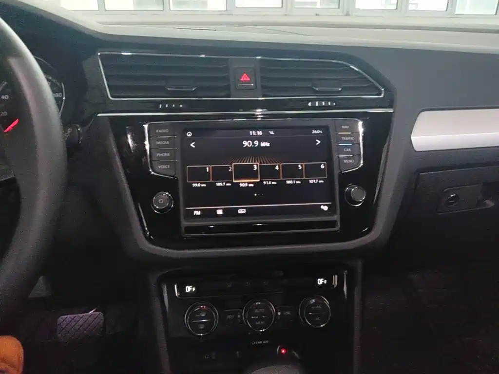 Volkswagen Tiguan L — фото 13