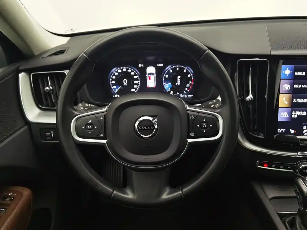 Volvo XC60 — фото 11